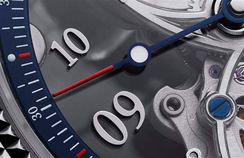 手錶融入對(duì)Gianluigi Buffon而言意義非凡的藍(lán)色與紅色,對(duì)手錶的視覺感受有畫龍點(diǎn)睛的作用。(Source:Artisans de Genève) 意大利鋼門GiGi勞力士Datejust鏤空改裝表極吸睛命名:孤獨(dú)時(shí)光-復(fù)刻表