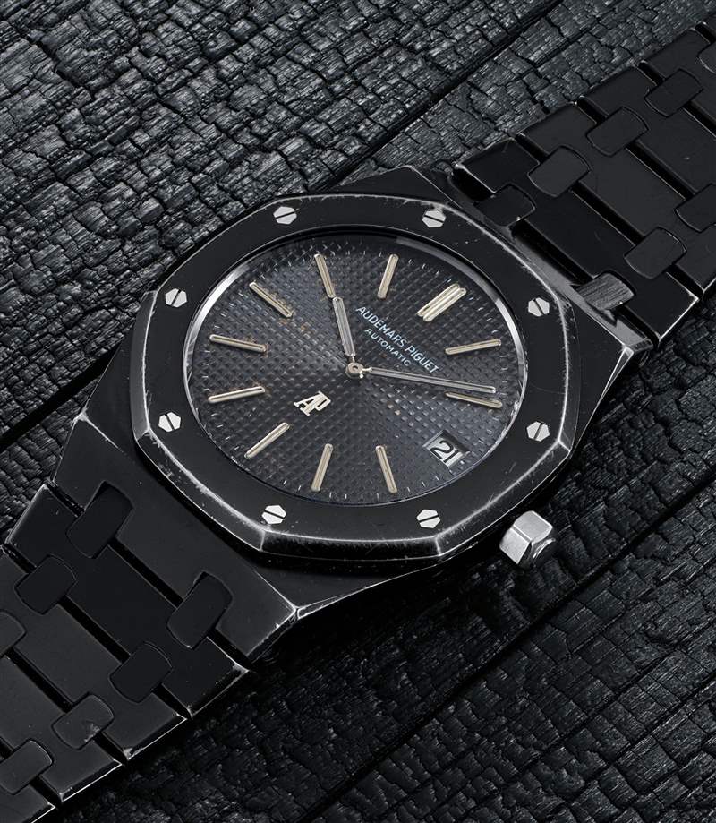 人稱「老佛爺」的已故時尚界巨星Karl Lagerfeld經常被捕捉到佩戴不同尺寸的皇家橡樹PVD塗層黑化版本,而他也常在佩戴後將之贈予友人或工作上的合作者。這枚Karl Lagerfeld的舊藏,型號5402ST黑色PVD塗層皇家橡樹「A系列」以93.7萬瑞郎成交。(圖片來源:富藝斯) AP愛彼50周年拍賣世上第2枚生產Royal Oak破紀錄838萬天價成交-復刻表