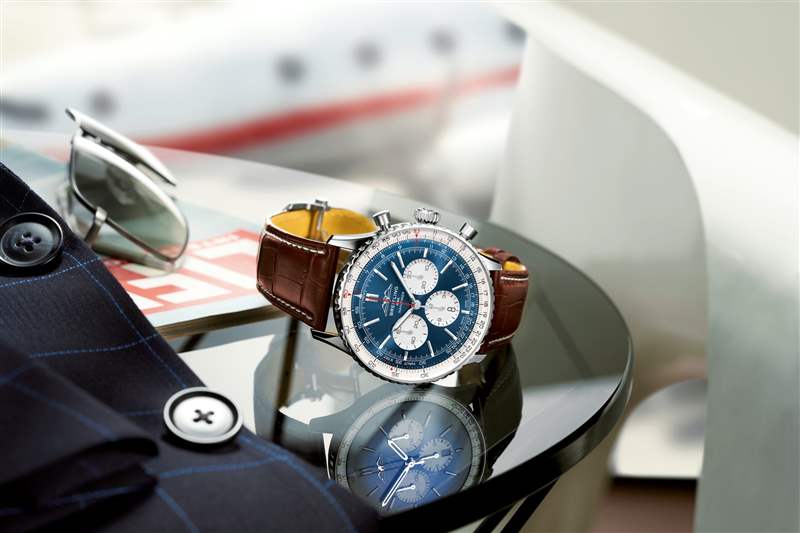 NAVITIMER B01 CHRONOGRAPH 43 航空計時腕表國泰限量版(圖片來源:Breitling) Breitling航空經典Navitimer70周年聯乘國泰GMT腕表限量200枚-復刻表