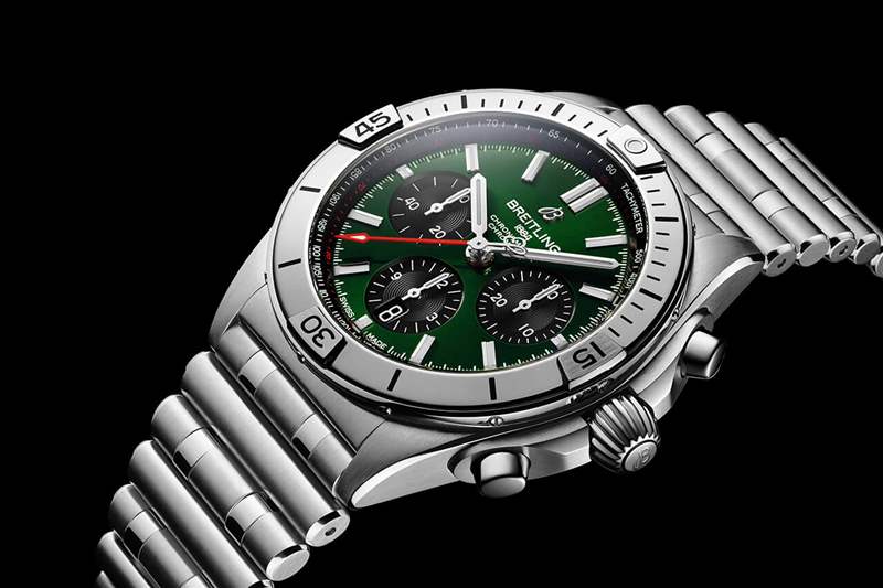 百年靈 Chronomat B01 42 Bentley 配備綠色表盤和黑色對比色計時盤