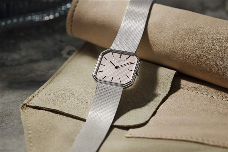 復(fù)古手表兩枚金百達(dá)翡麗,一枚 1980 年代帶有世界時(shí)間表圈的 Sinn 計(jì)時(shí)碼表,以及一枚 1974 年勞力士蠔式萬(wàn)年歷腕表-復(fù)刻表