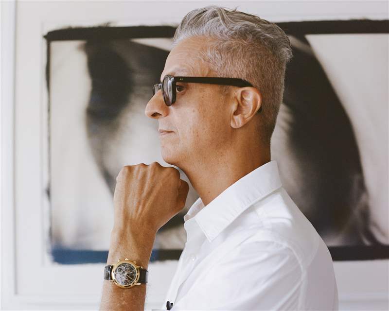 一個(gè)戴著愛彼手表的男人