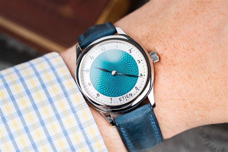 手表評論:帶有Flinqué琺瑯表盤的Etien T02-復刻表